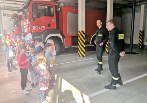Grupa XI poznaje zawód strażaka - wycieczka do Jednostki Ratowniczo - Gaśniczej nr 2 Państwowej Straży Pożarnej