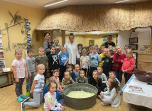 Poznajemy i kultywujemy ludową tradycję kiszenia kapusty- lekcja koleżeńska grupy VI i VIII w przedszkolnym Mini-Muzeum
