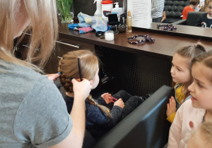 W salonie fryzjerskim - grupa VII