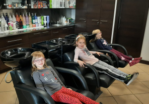 W salonie fryzjerskim - grupa VII