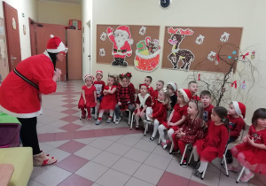 Wizyta Świętego Mikołaja i Pani Mikołajowej w grupie IX