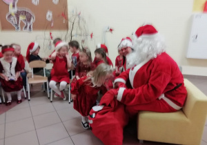 Wizyta Świętego Mikołaja i Pani Mikołajowej w grupie IX