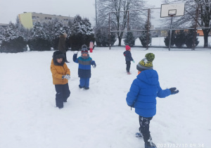 Zabawy na śniegu w grupie XII