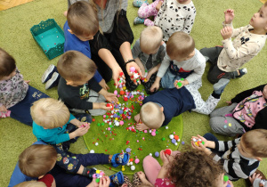 Świąteczne zabawy sensoryczne maluszków – grupa I