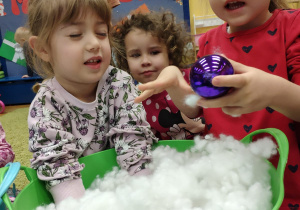 Świąteczne zabawy sensoryczne maluszków – grupa I