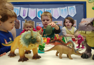 Dino zabawy, czyli wesoło obchodzimy Dzień Dinozaura w gr. I