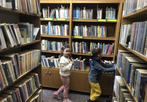 "Wizyta w bibliotece", czyli lekcja biblioteczna gr. V i VII w ramach kamp. społ. CPCD