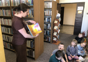 "Wizyta w bibliotece", czyli lekcja biblioteczna gr. V i VII w ramach kamp. społ. CPCD