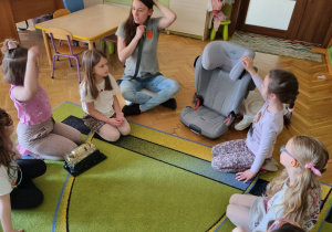 Certyfikat bezpiecznego przedszkolaka w foteliku samochowdowym dla dzieci z grupy