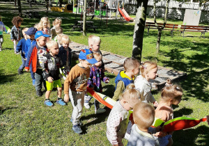 Wesołe zabawy na przedszkolnym placu zabaw – grupa II