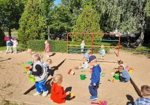 Wesołe zabawy na przedszkolnym placu zabaw – grupa II
