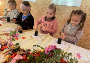 "Z naturą za pan brat..." czyli świętujemy Dzień Chłopca w "ŻArtowni"- gr. XI i XII