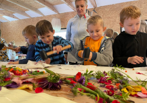 "Z naturą za pan brat..." czyli świętujemy Dzień Chłopca w "ŻArtowni"- gr. XI i XII