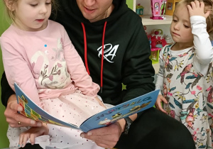 Rodzice czytają dzieciom w grupie I