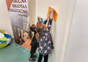 Dzień Kredki w bibliotece - wycieczka grupy X do CDN Biblioteki Pedagogicznej w Koninie