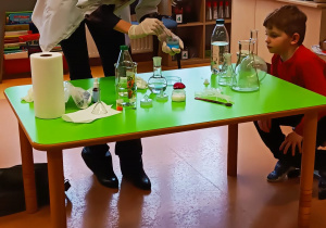 „Kolorowa lekcja chemii” – w ramach innowacji pedagogicznej „Mali Einsteini w świecie eksperymentów” - grupa XII