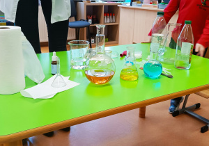 „Kolorowa lekcja chemii” – w ramach innowacji pedagogicznej „Mali Einsteini w świecie eksperymentów” - grupa XII