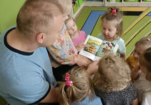 Rodzice czytają dzieciom bezustannie – czytanie w grupie I
