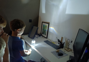 Poznajemy pracę optyka, czyli gr. XII z wizytą w salonie optycznym „EUROMED OPTYK” w Koninie