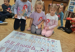 „Polska - moja ojczyzna”- zajęcia patriotyczne gr. VII w przedszkolnym „Mini Muzeum - Na szlaku historii”