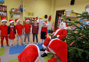 „6 grudnia jak dobrze wiecie, Święty Mikołaj chodzi po świecie …” i dotarł do grupy X.