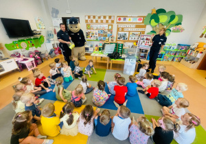 "Maluszki i niezwykłe spotkanie ze strażakiem"- gr. XI i XII