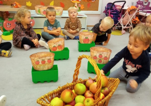 Maluszki świętują Dzień Jabłka