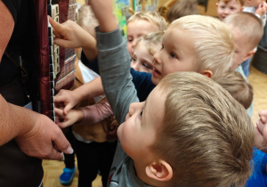 „Bo ja jestem Polak mały" - zajęcia patriotyczne grupy I w przedszkolnym Mini Muzeum „Na szlaku historii"