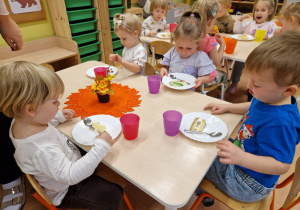 Jeszcze wczoraj zwykłe dziewczynki i chłopaki, dzisiaj świetne przedszkolaki !!! … UROCZYSTE PASOWANIE W GRUPIE X