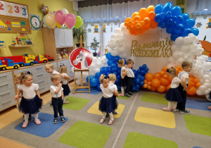 Jeszcze wczoraj zwykłe dziewczynki i chłopaki, dzisiaj świetne przedszkolaki !!! … UROCZYSTE PASOWANIE W GRUPIE X