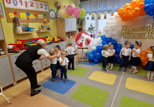 Jeszcze wczoraj zwykłe dziewczynki i chłopaki, dzisiaj świetne przedszkolaki !!! … UROCZYSTE PASOWANIE W GRUPIE X