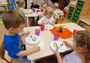 Jeszcze wczoraj zwykłe dziewczynki i chłopaki, dzisiaj świetne przedszkolaki !!! … UROCZYSTE PASOWANIE W GRUPIE X