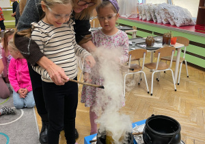 Czarodziejskie eksperymenty i andrzejkowa magia- Innowacyjna Przygoda Edukacyjna z KidsLab w grupie III