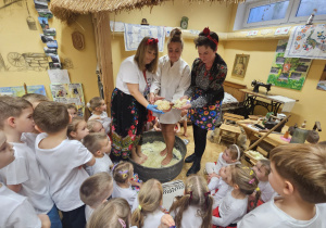 Zajęcia w Mini Muzeum- Kiszenie kapusty gr IIIiVII