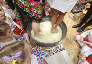 Zajęcia w Mini Muzeum- Kiszenie kapusty gr IIIiVII