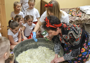 Zajęcia w Mini Muzeum- Kiszenie kapusty gr IIIiVII