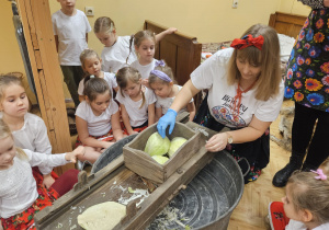 Zajęcia w Mini Muzeum- Kiszenie kapusty gr IIIiVII