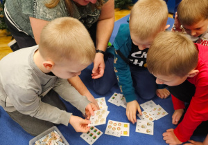 Świąteczne czytanie w grupie VI