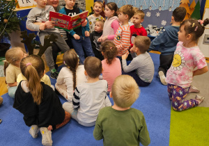 Świąteczne czytanie w grupie VI