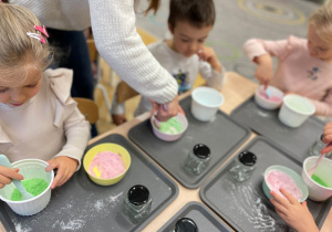 Warsztaty kolorowe i pachnące - „Innowacyjna Przygoda Edukacyjna” z KidsLab w grupie III