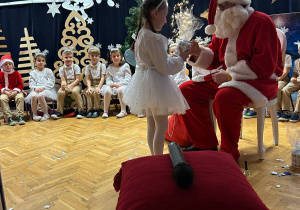 "Leć Śnieżynko"- spotkanie świąteczne w grupie V