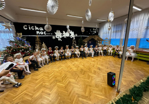 " Śnieżynkowe zmartwienie"- przedstawienie w gr.II