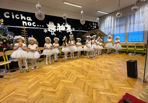 " Śnieżynkowe zmartwienie"- przedstawienie w gr.II