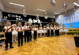 " Śnieżynkowe zmartwienie"- przedstawienie w gr.II