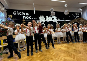 " Śnieżynkowe zmartwienie"- przedstawienie w gr.II