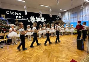 " Śnieżynkowe zmartwienie"- przedstawienie w gr.II