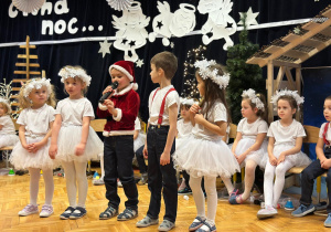 " Śnieżynkowe zmartwienie"- przedstawienie w gr.II