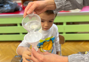 Suchy lód w Innowacyjnej Przygodzie Edukacyjnej z KidsLab w grupie III