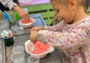 Suchy lód w Innowacyjnej Przygodzie Edukacyjnej z KidsLab w grupie III