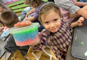 Suchy lód w Innowacyjnej Przygodzie Edukacyjnej z KidsLab w grupie III